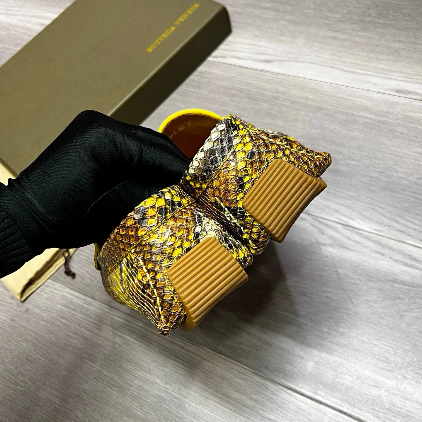 Factory price 480 BV 〰️Purely handmade classic men's beanie shoes👉👉driving shoes, slip-on shoes, made of imported cowhide from Italy, 💕water-dyed cowhide lining, 🔊original outsole, waterproof platform design, comfortable on the feet. Good choice for traveling and driving, single color available, code number: 38-44, (45 can be customized)
